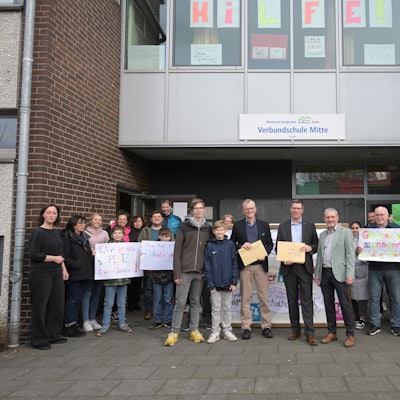 Unterschriftenübergabe an Bürgermeister Stein und Landrat Santelmann Verbundschule-Mitte