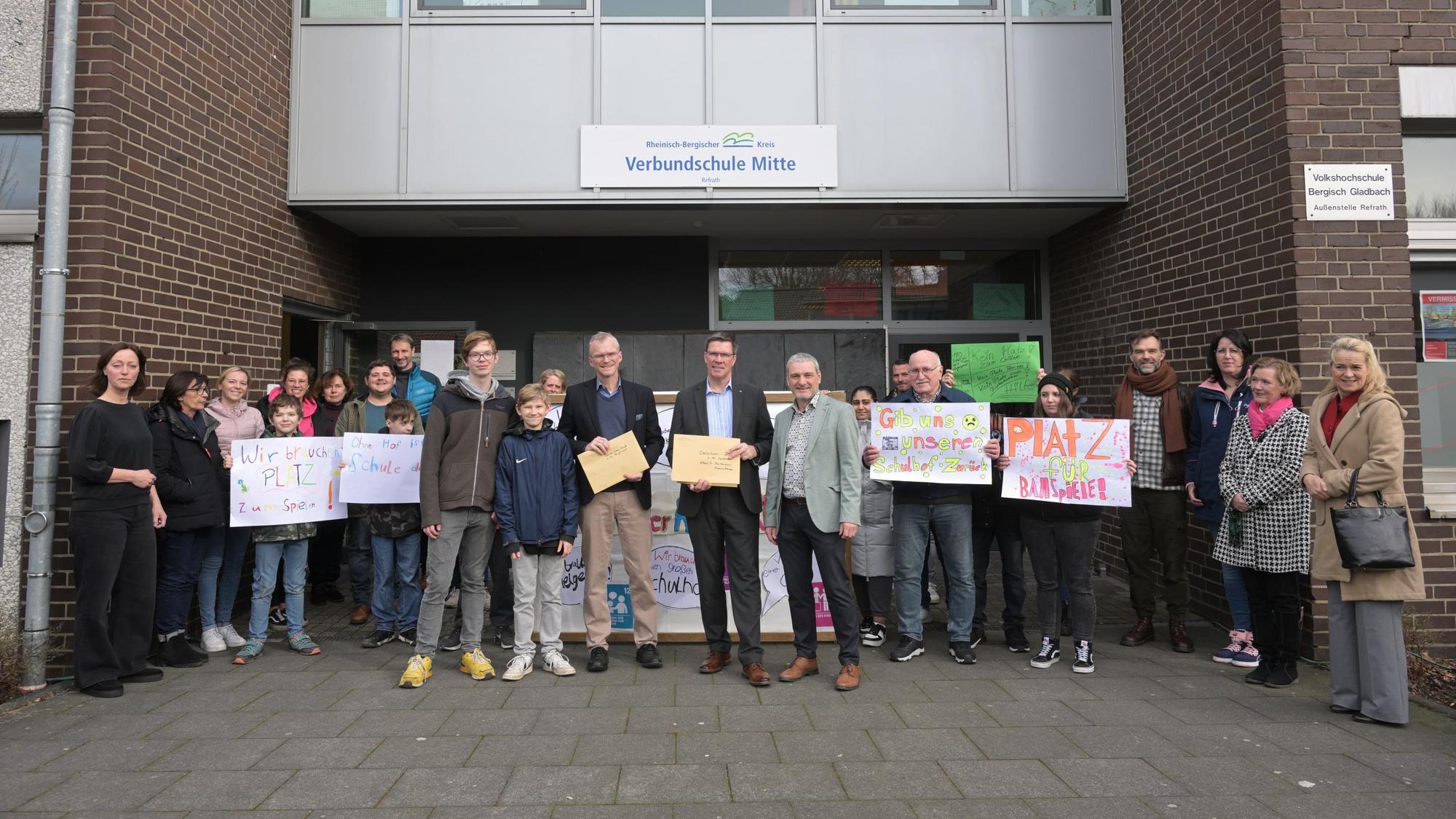 Schüler übergaben dicke Umschläge mit Briefen an Bürgermeister und Landrat.