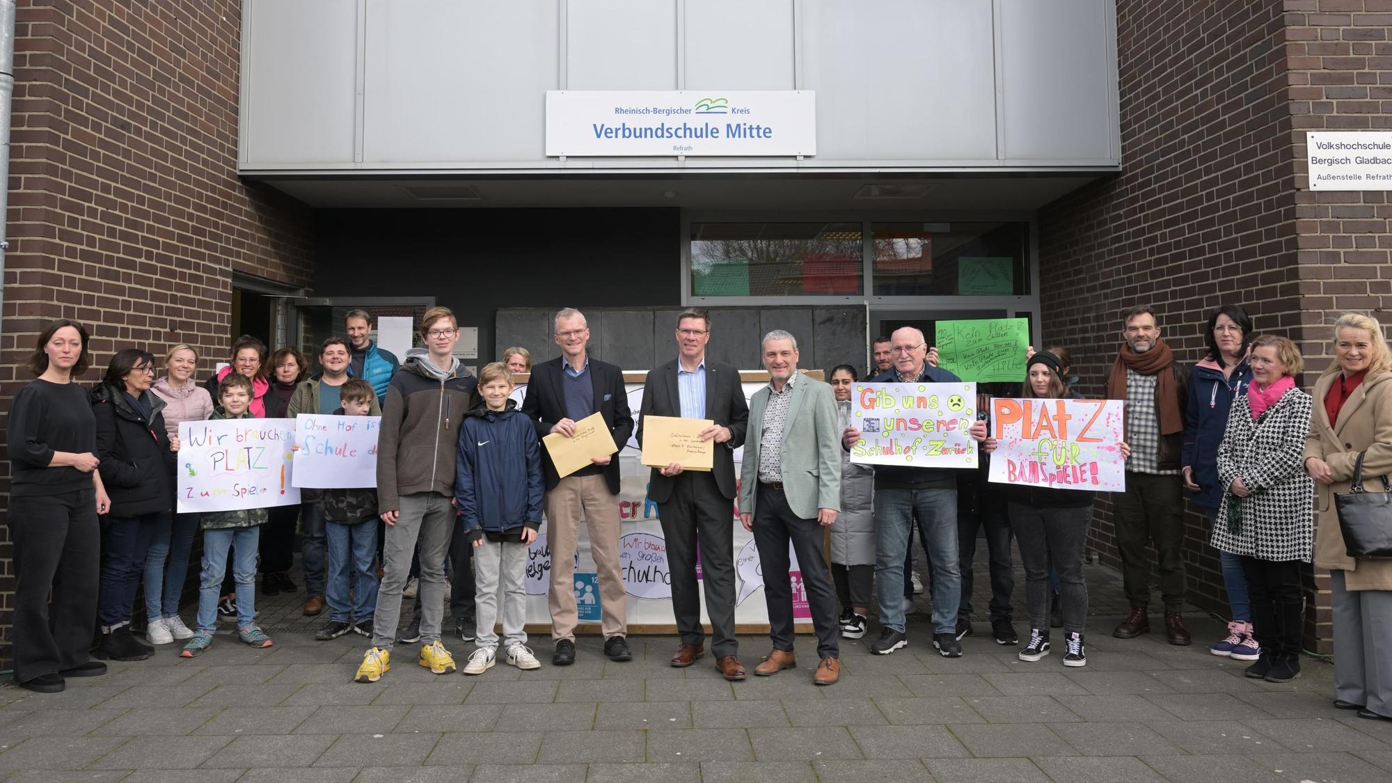 Unterschriftenübergabe an Bürgermeister Stein und Landrat Santelmann Verbundschule-Mitte