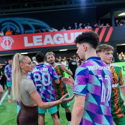 Die Schweizer Nationalspielerin Alisha Lehmann ist, an der Seite von Lukas Podolski, Teammanagerin von „Streets United“ in der „Baller League“.