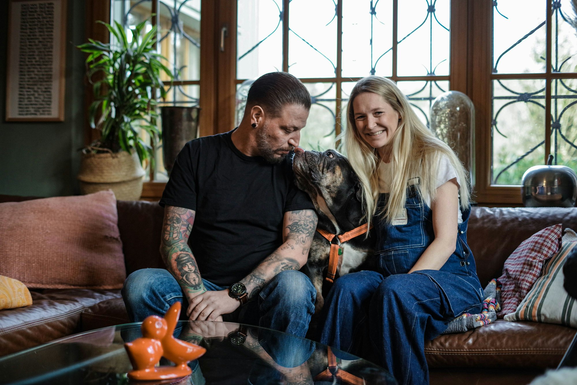 Marcel Struck mit seiner Freundin Katrin Pomberg und Hund Edmund im Wohnzimmer des Adenauerhauses.