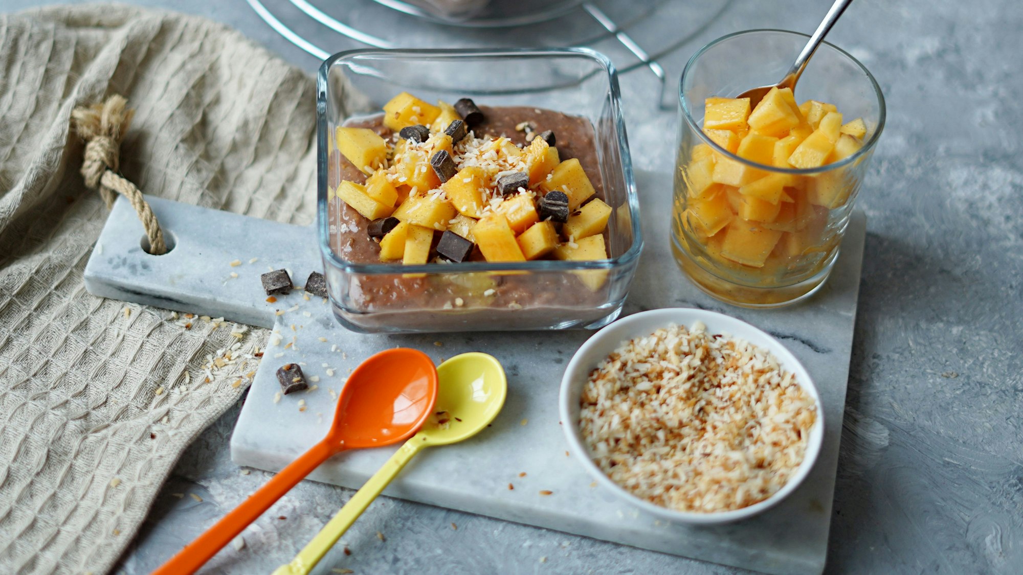 Es ist das im Text beschriebene Gericht zu sehen.