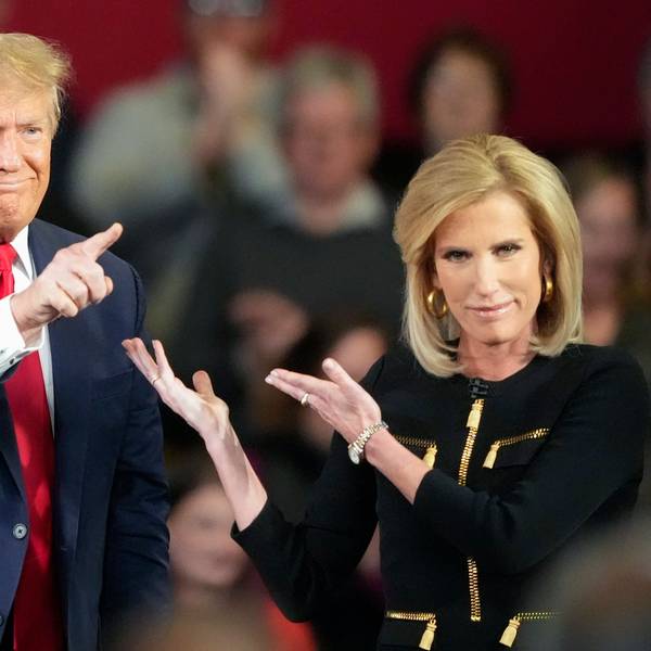 Der ehemalige US-Präsident Donald Trump zusammen mit der Fox-News-Moderatorin Laura Ingraham. Der Republikaner hat sich mit Alexej Nawalny verglichen.