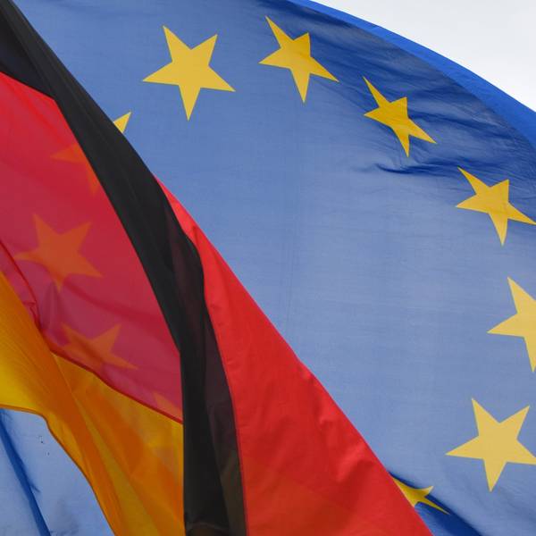 Die Nationalflagge von Deutschland und die Fahne der EU.