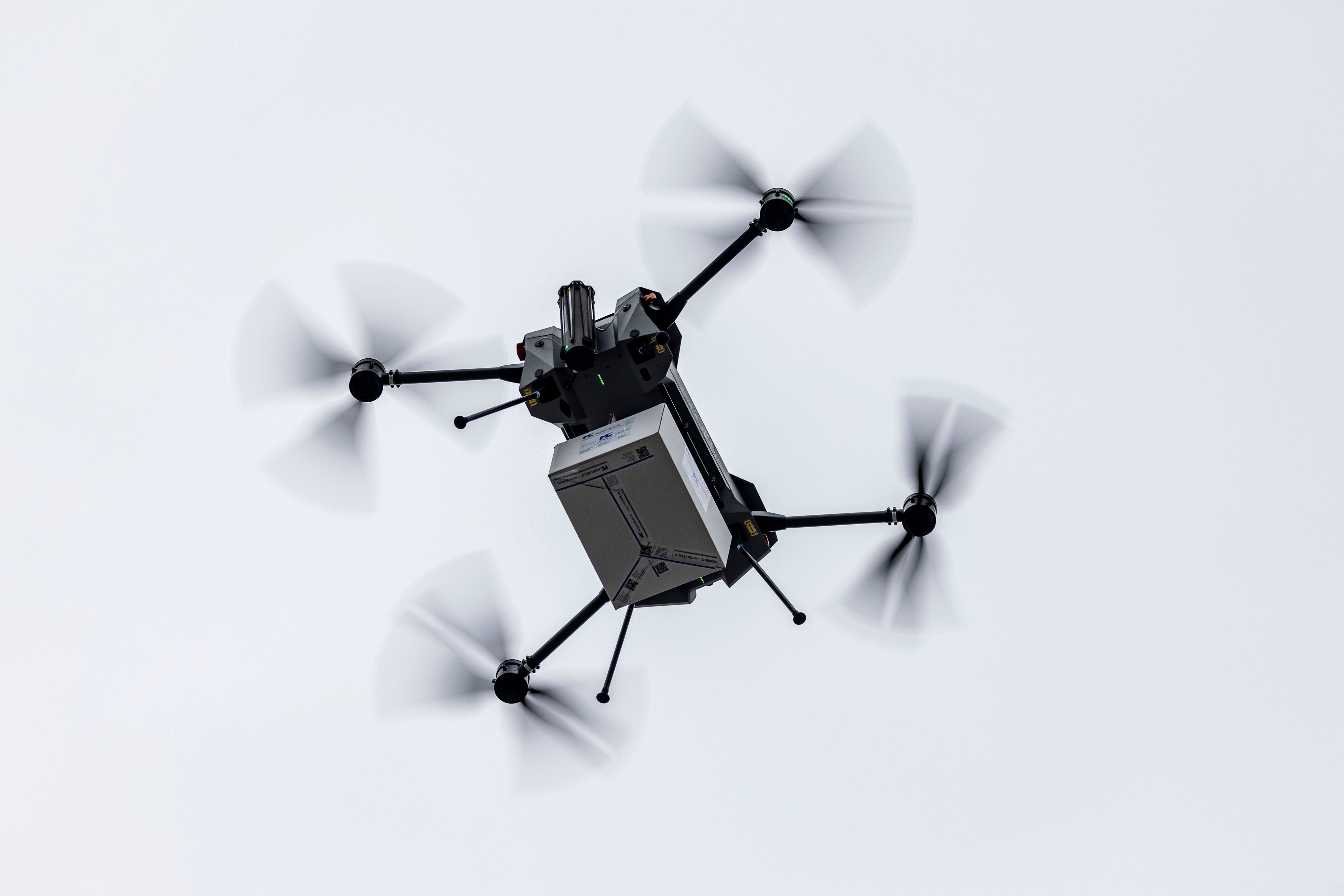 Eine Lieferdrohne vom Drohnenhersteller Third Element Aviation aus Bielefeld und der Lüdenscheider Koerschulte Group als Projektpartner mit einem zu liefernden Paket fliegt in der Luft.
