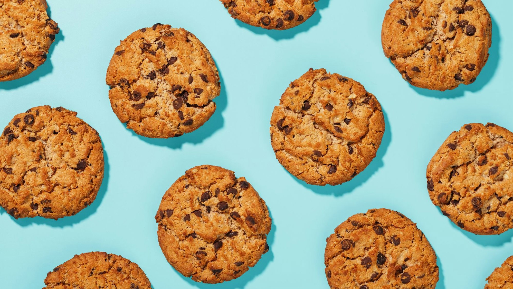 Haferflockenkekse auf blauem Hintergrund. (Symbolbild)