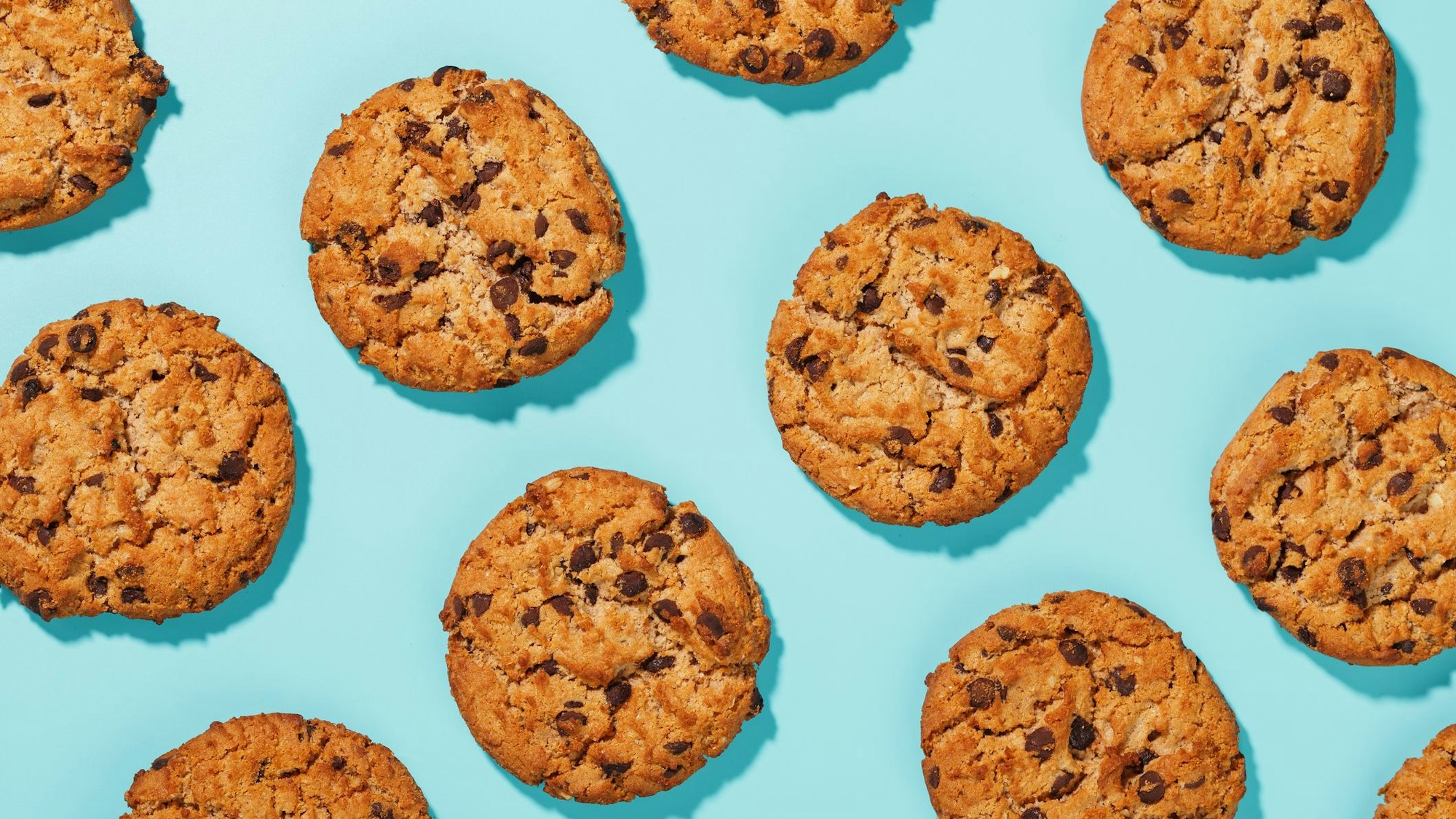 Haferflockenkekse auf blauem Hintergrund. (Symbolbild)