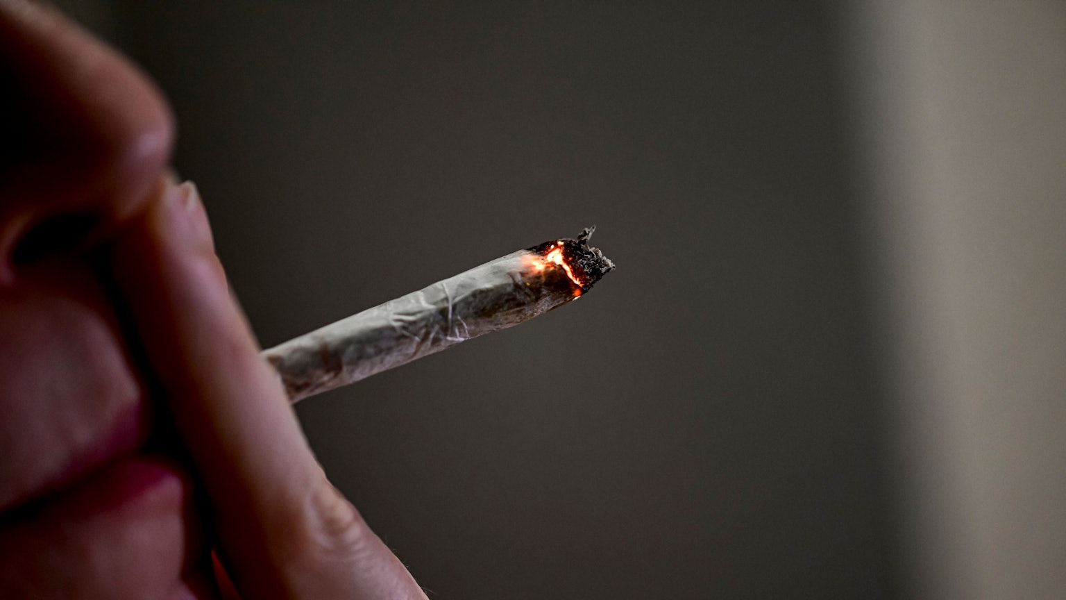 Eine Person raucht einen Joint.