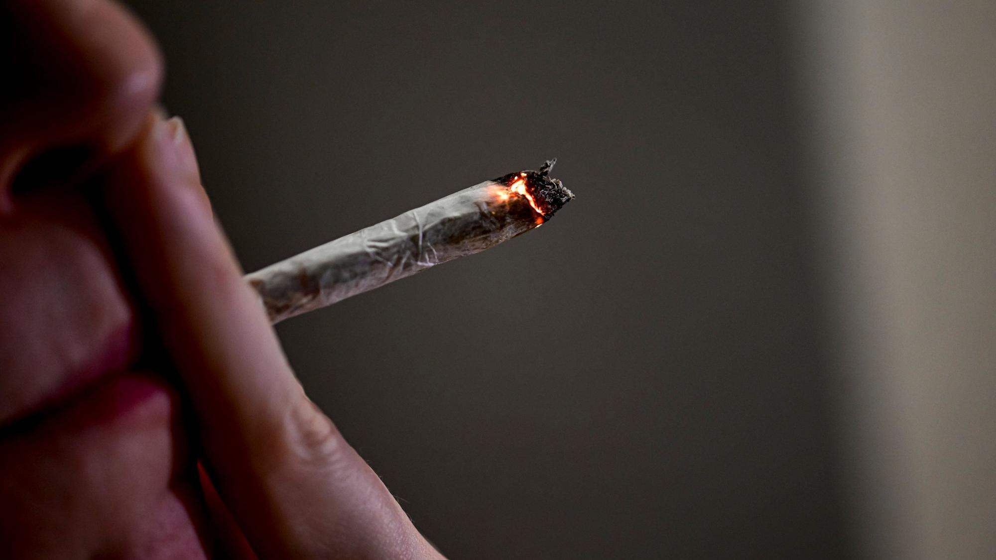 Eine Person raucht einen Joint.