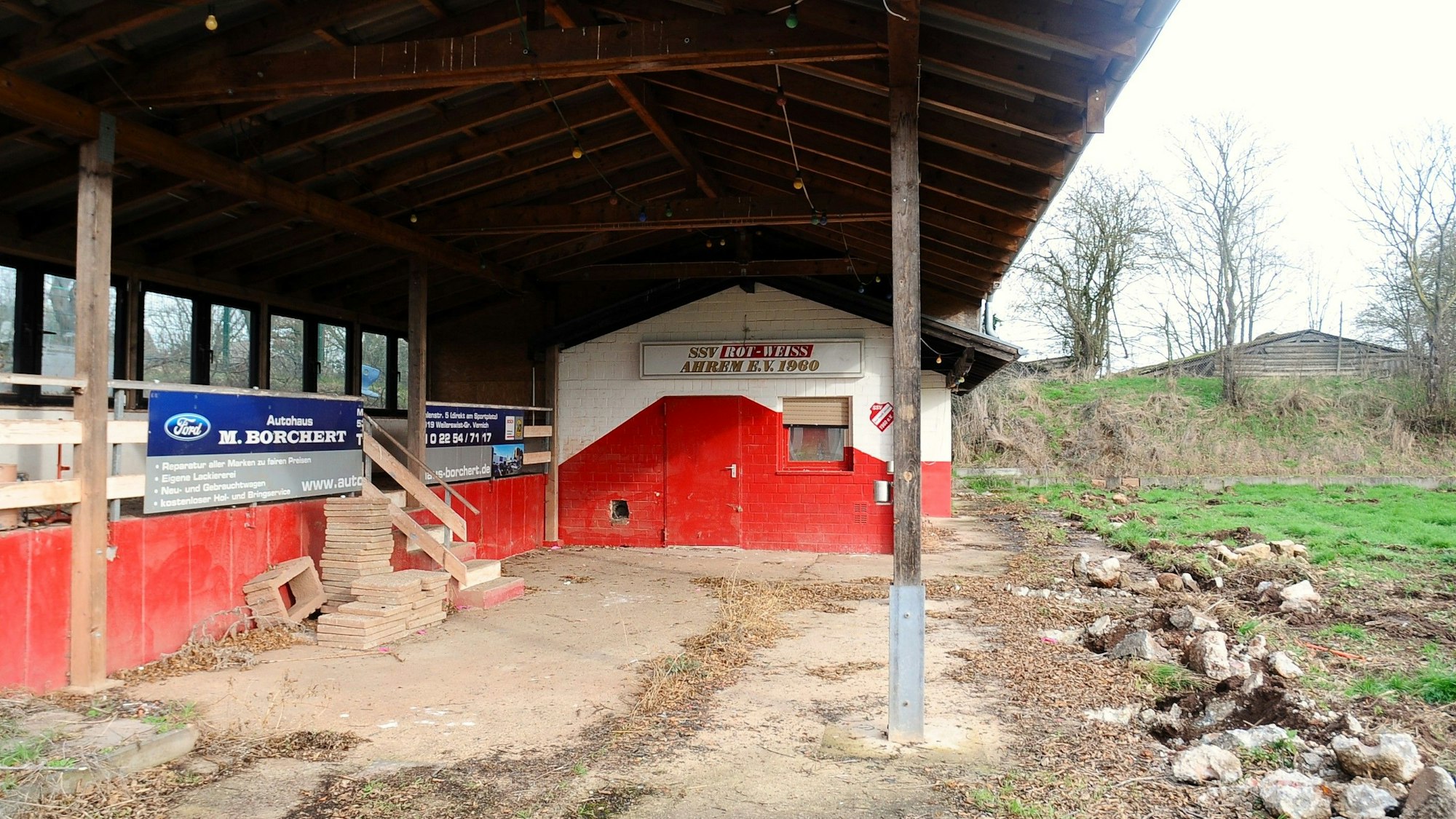 Eine Hütte an einem Fußballplatz.