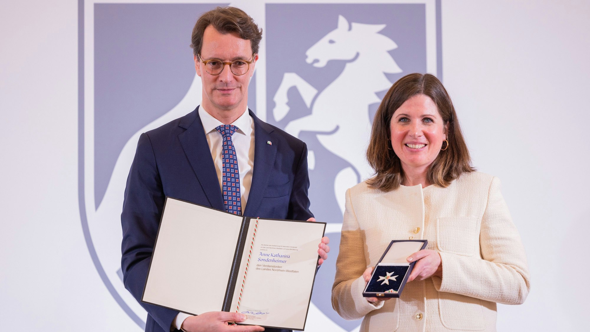 Hendrik Wüst den Verdienstorden des Landes Nordrhein-Westfalen an Anne Katharina Sondenheimer, Witwe des ausgesperrten Flugkapitäns, dessen Co-Pilot 2015 eine Germanwings-Maschine mit 150 Menschen in den französischen Alpen absichtlich abstürzen ließ.