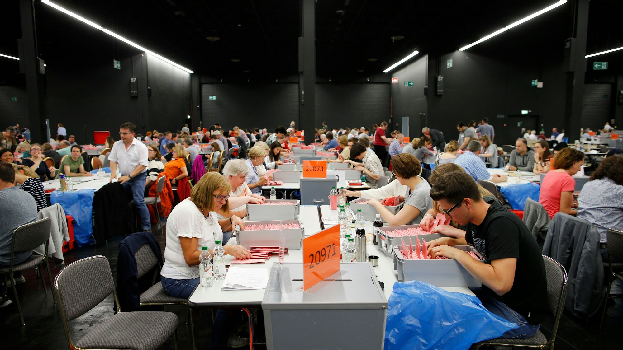 So war es bei der Wahl 2019: Helfer zählen in den Messehallen Briefwahlstimmen aus.