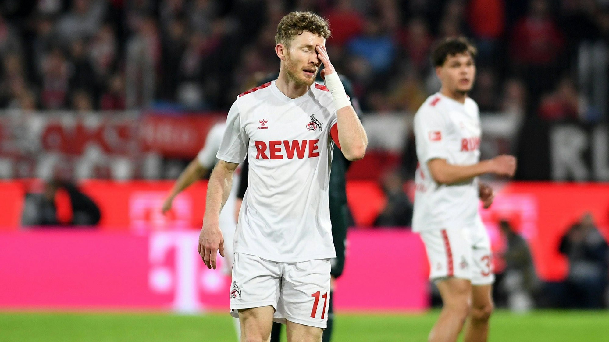 FC-Profi Florian Kainz reibt sich auf dem Platz über die Stirn.