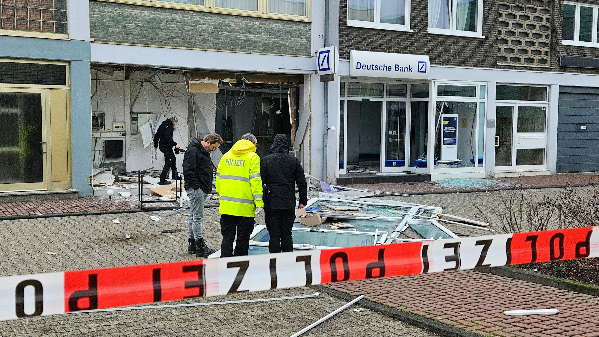 Auf dem Foto sind Ermittler vor der Filiale der Deutschen Bank in Bergheim zu sehen.