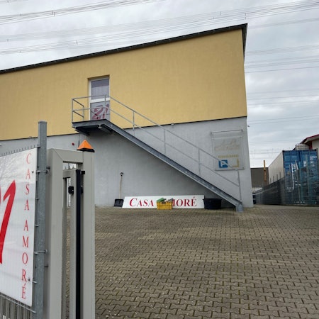 Auf dem Bild ist ein Gebäude zu sehen.