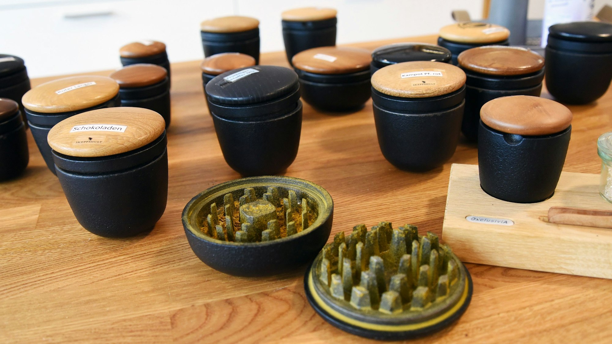 Verschiedenen Gewürz-Mörser stehen auf einem Tisch.