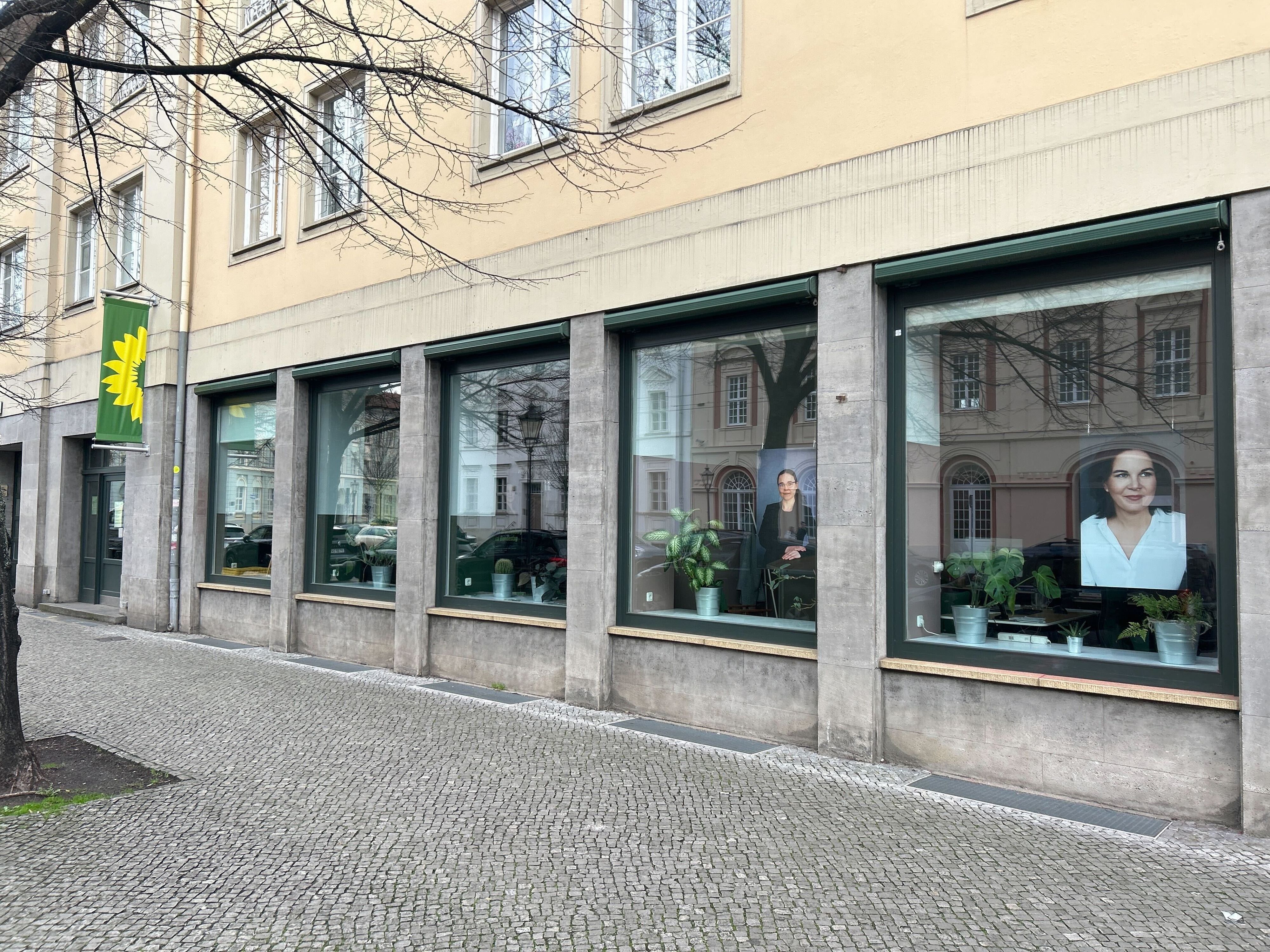 Das Wahlkreisbüro von Annalena Baerbock (Bündnis 90/Die Grünen) in Potsdam, das zuvor beschmiert worden war, wobei die Fassade jetzt aber schon wieder gereinigt ist.
