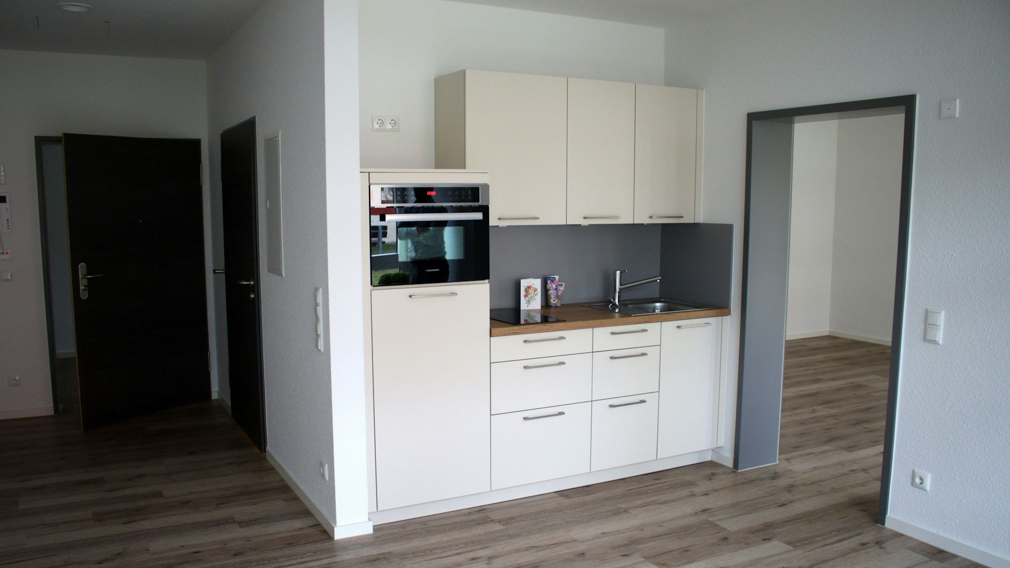 Blick vom Wohnküchenfenster aus in eine der Service-Wohnungen.