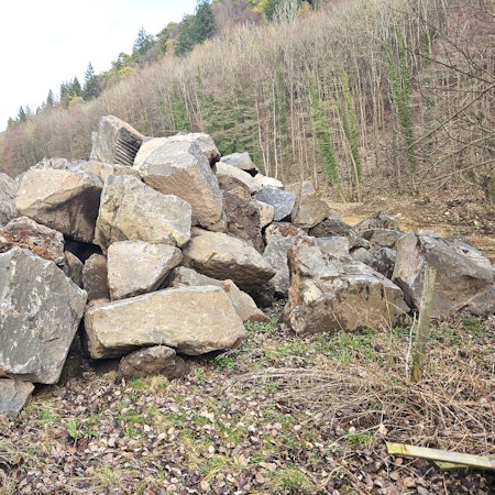 Blick auf einen Haufen mit verschieden großen Basaltsteinen.
