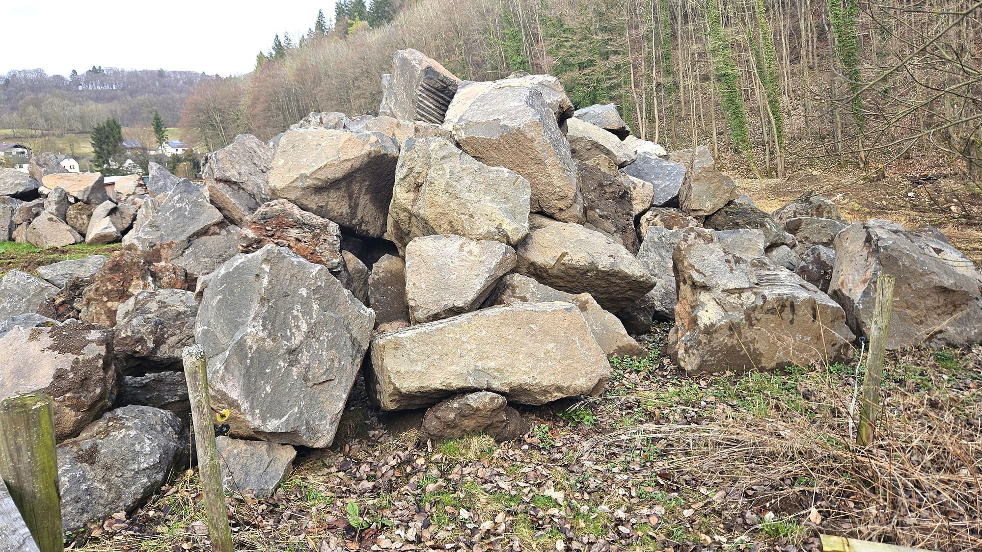Blick auf einen Haufen mit verschieden großen Basaltsteinen.