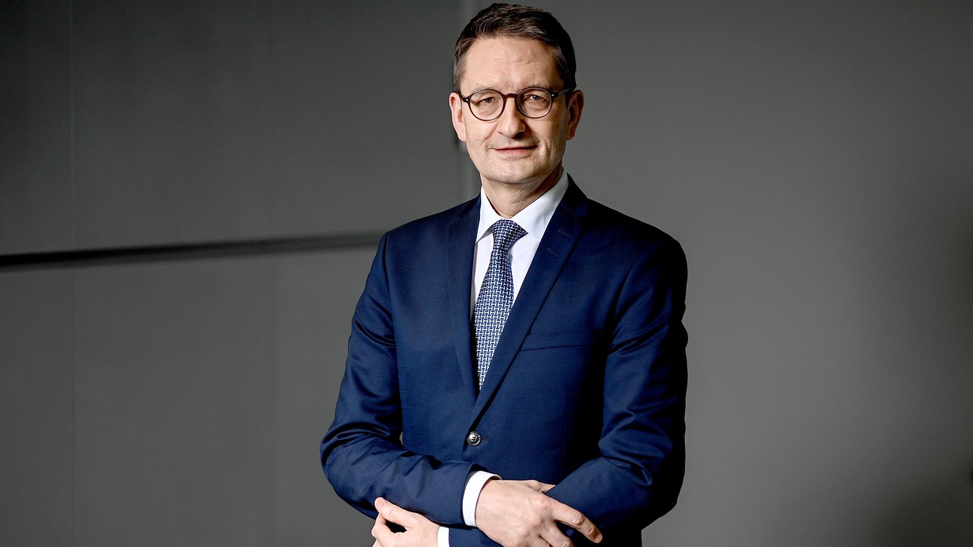 Stefan Schnorr (FDP), Staatsekretär im Bundesministerium für Digitales und Verkehr verschränkt die Arme. (Archivbild)