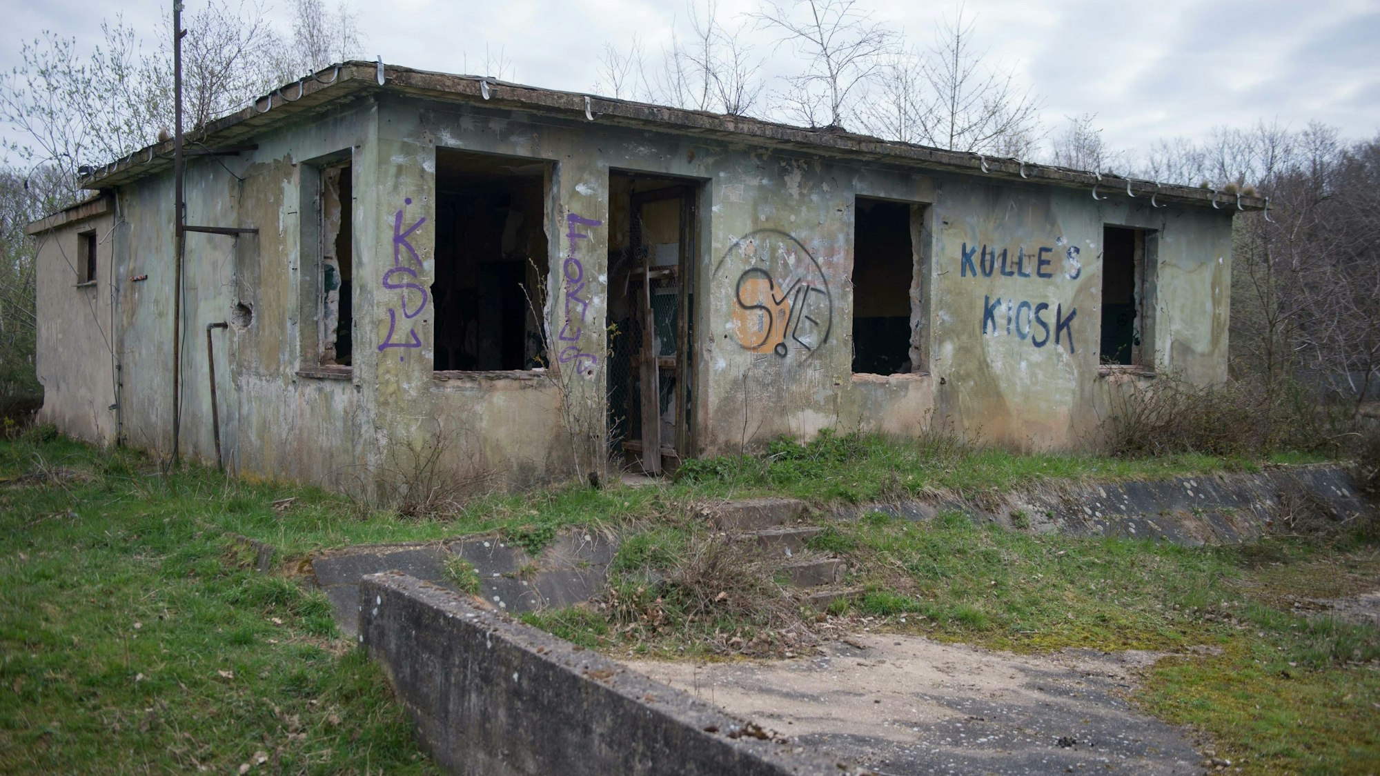 Das Bild zeigt ein Gebäude der ehemaligen Nike-Station. Der Zahn der Zeit nagt gewaltig an dem Komplex.