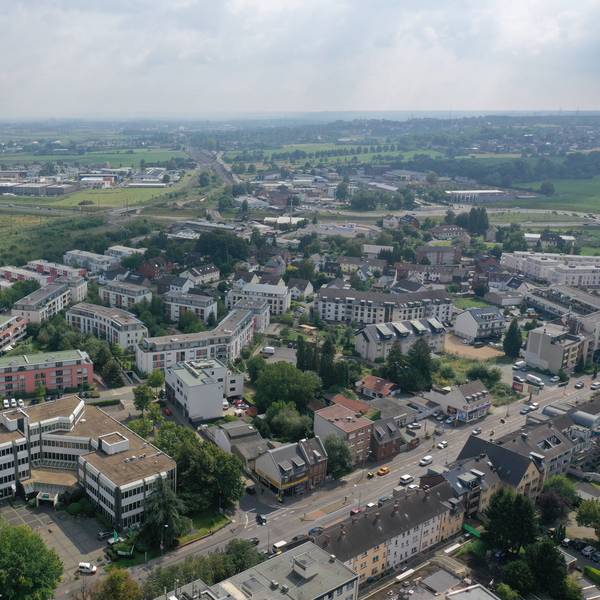 Das Luftbild zeigt das ehemalige Verwaltungsgebäude an der Luxemburger Straße.