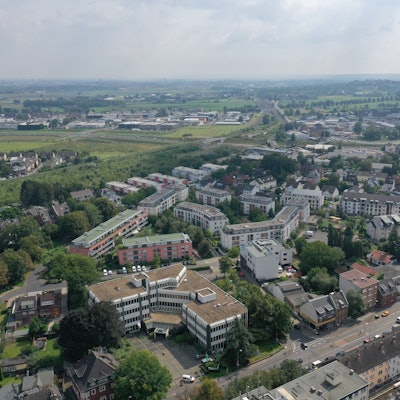 Das Luftbild zeigt das ehemalige Verwaltungsgebäude an der Luxemburger Straße.