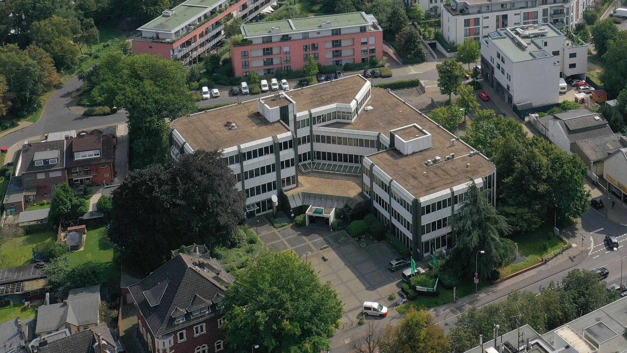 Das Luftbild zeigt das ehemalige Verwaltungsgebäude an der Luxemburger Straße.