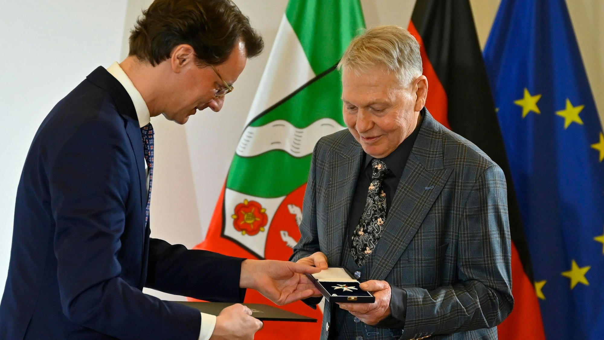 Ministerpräsident Hendrik Wüst links im Bild ehrt Friedhelm Meisen.