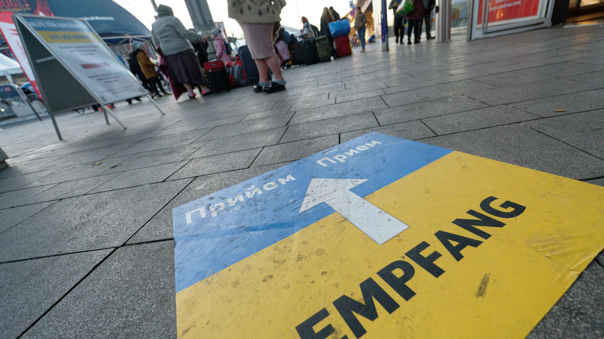 März 2022: Geflüchtete aus der Ukraine stehen vor der Anlaufstelle der Stadt Köln am Hauptbahnhof. (Archivbild)