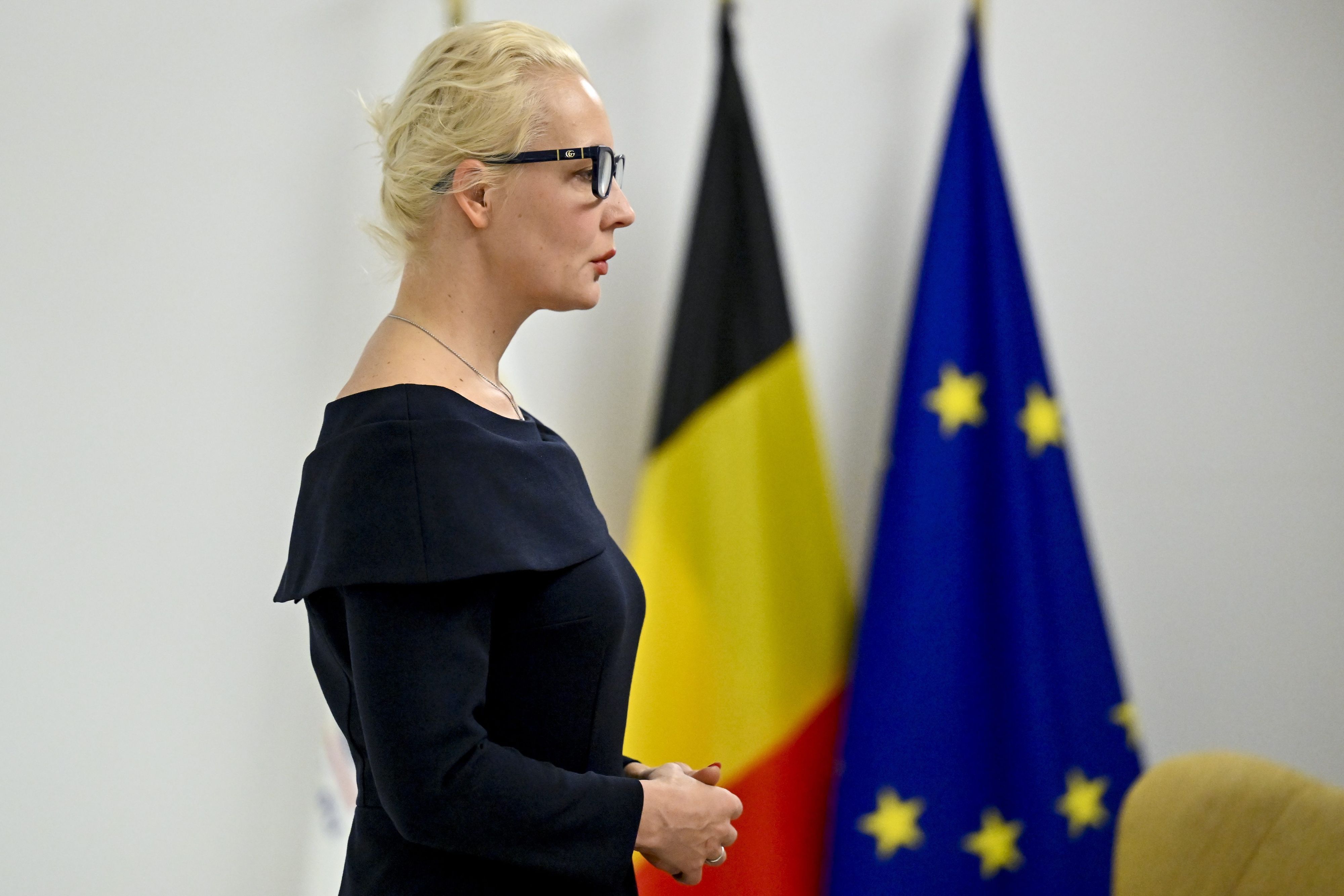 Julia Nawalnaja geht nach einem informellen Treffen der EU-Außenminister, das vom Rat der Europäischen Union organisiert wurde.