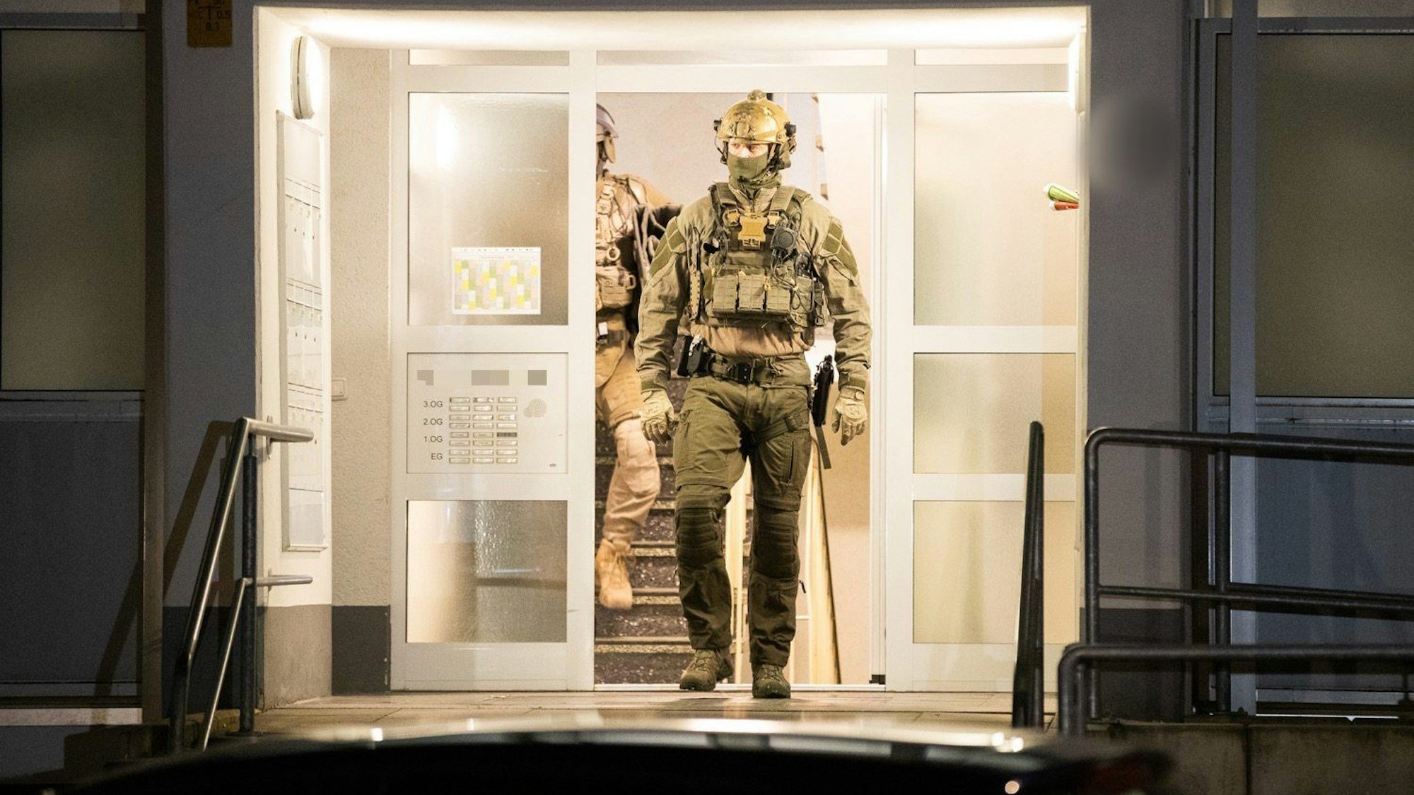 Internationale Razzia gegen Schleuserbande: Einsatzkräfte der Polizei stürmen ein Gebäude in Düsseldorf. Der Schwerpunkt der Ermittlungen liegt in NRW.