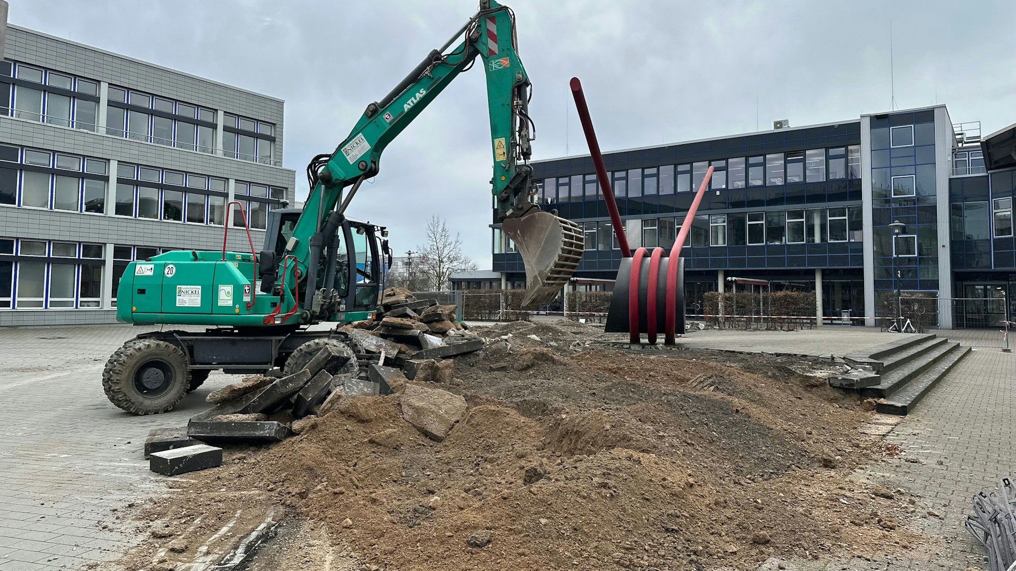 Der Vorplatz der Hochschule Bonn-Rhein-Sieg wird von Baggern aufgerissen.