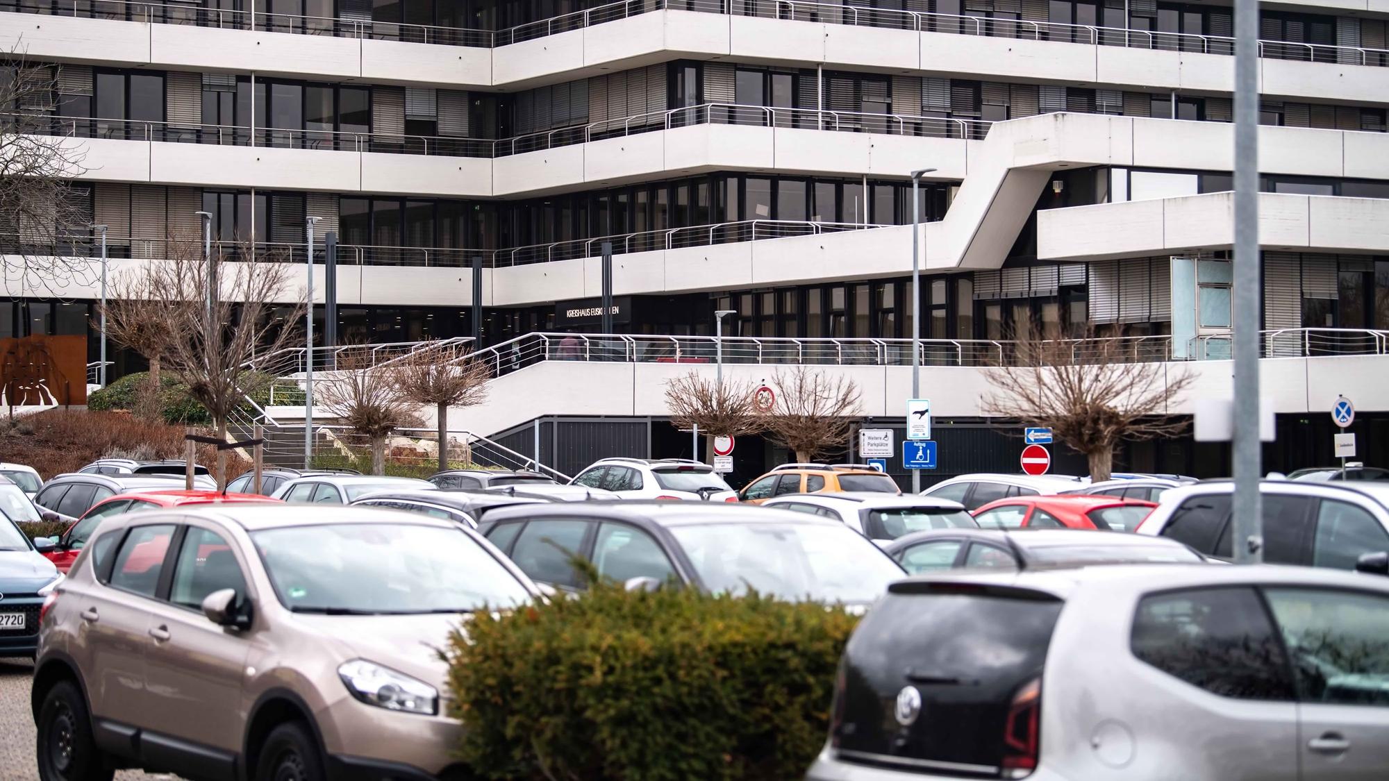 Das Bild zeigt den Parkplatz vor dem Kreishaus. Zu sehen sind zahlreiche Autos.