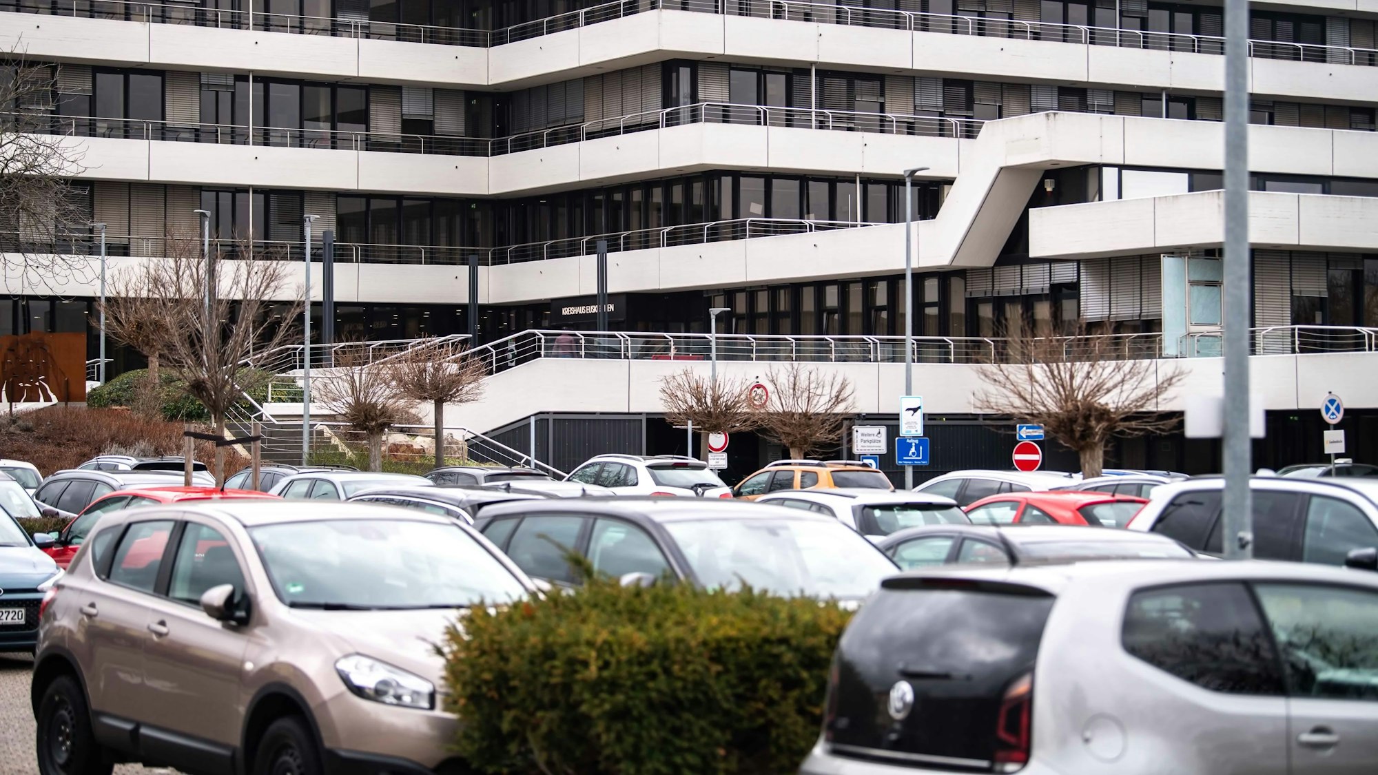 Das Bild zeigt den Parkplatz vor dem Kreishaus. Zu sehen sind zahlreiche Autos.