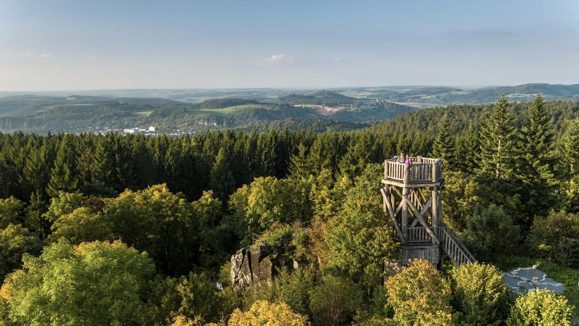 Aussichtsturm Dietzenley mit der Kasselburg im Hintergrund.