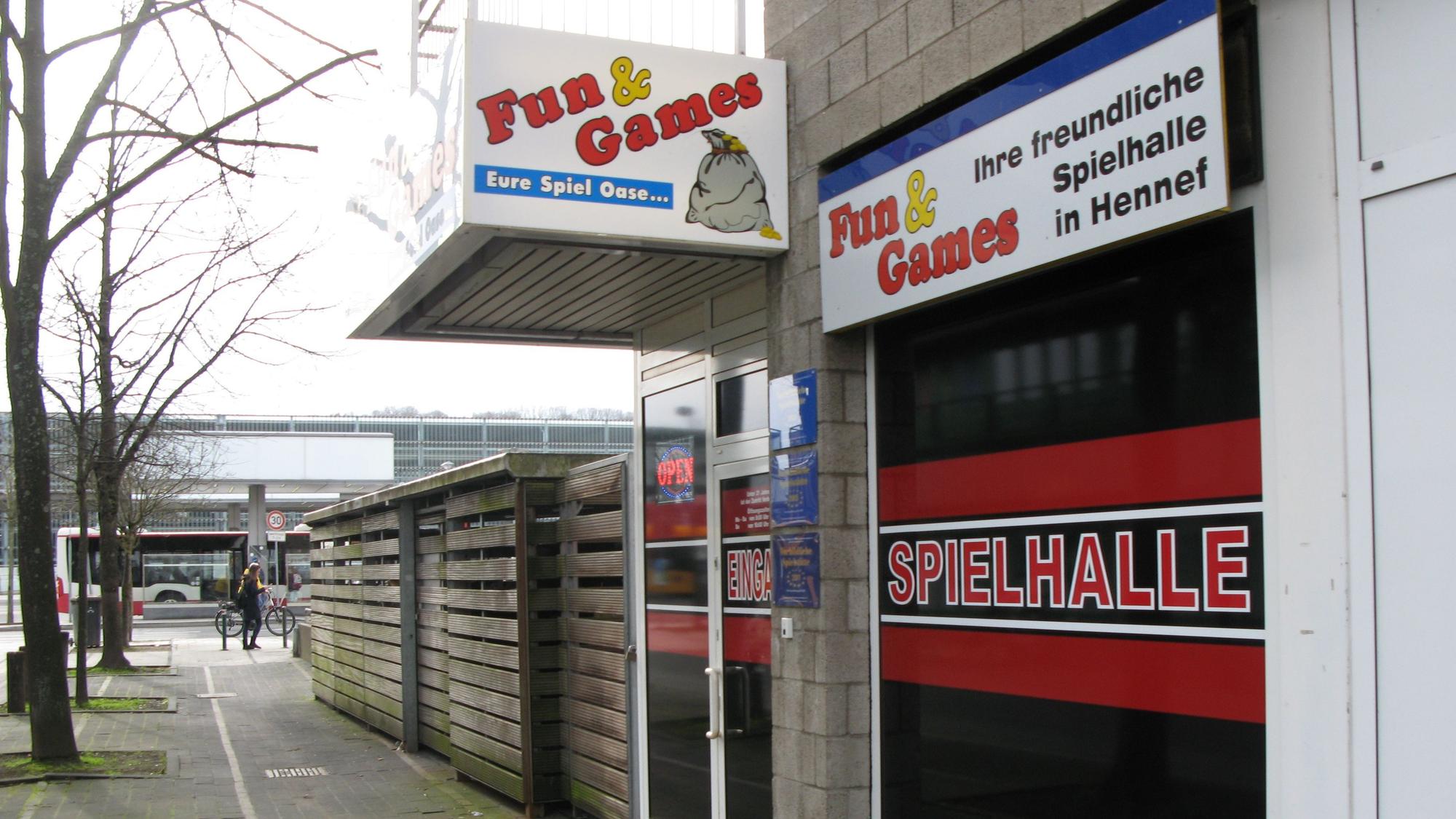 Das Bild zeigt die Front einer Spielhalle in der Hennefer Innenstadt.