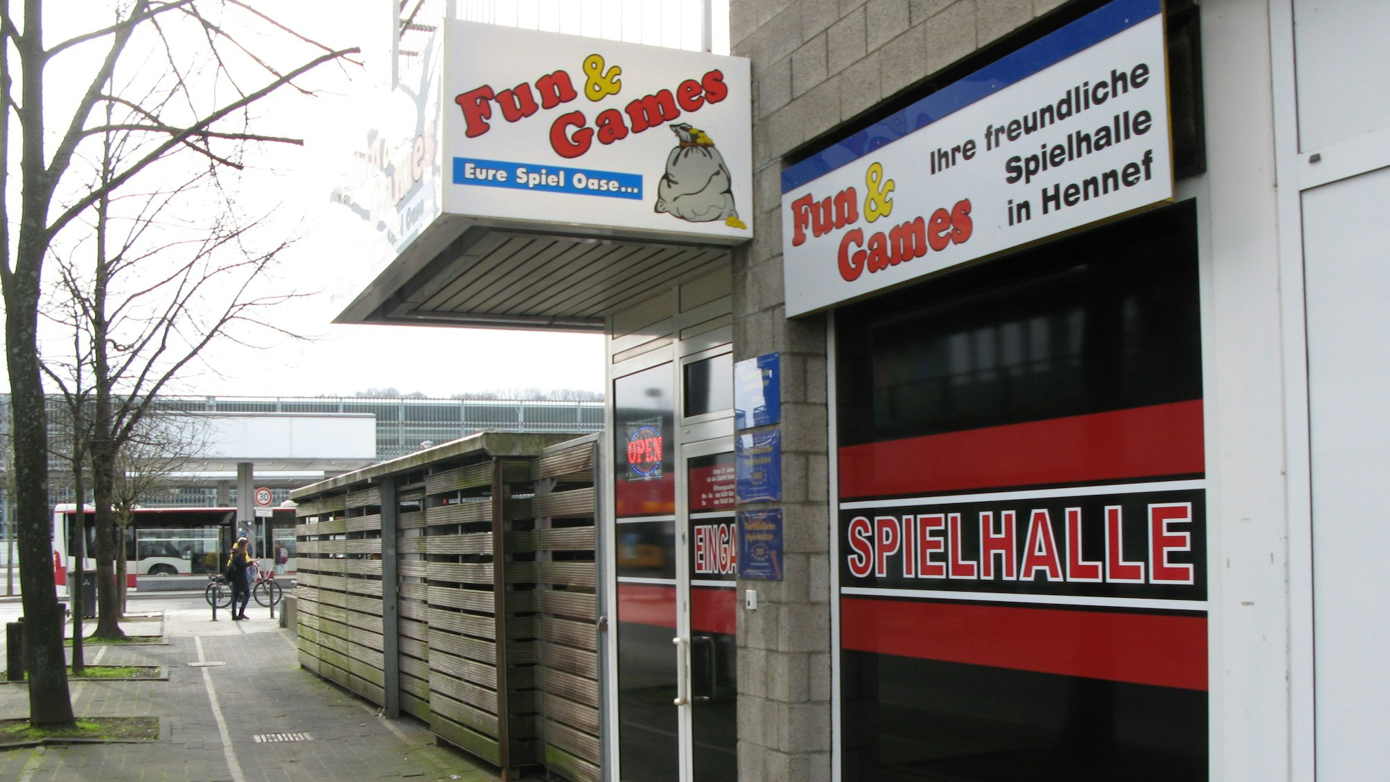 Das Bild zeigt die Front einer Spielhalle in der Hennefer Innenstadt.