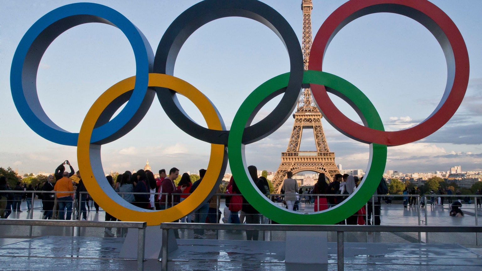 Die Olympischen Ringe 2017 in Paris vor dem Eiffelturm. Im Juli und August finden die Sommerspiele 2024 in der französischen Hauptstadt statt.