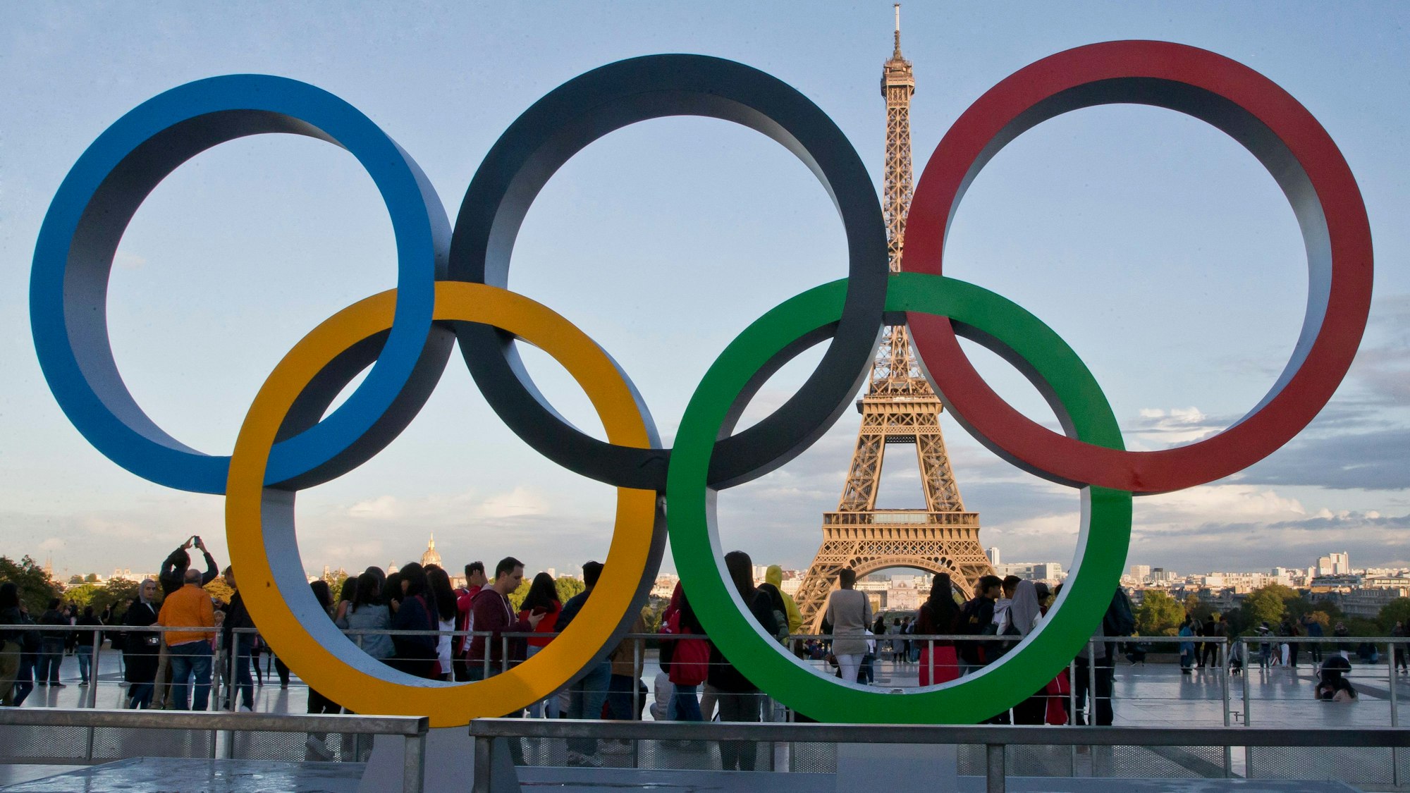 Die Olympischen Ringe 2017 in Paris vor dem Eiffelturm. Im Juli und August finden die Sommerspiele 2024 in der französischen Hauptstadt statt.