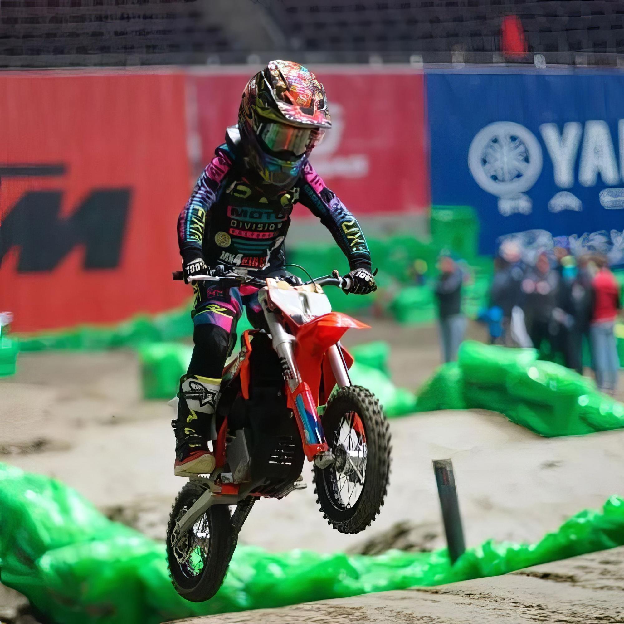 John Engel bei einem Sprung mit seinem 50-ccm-Motorrad.