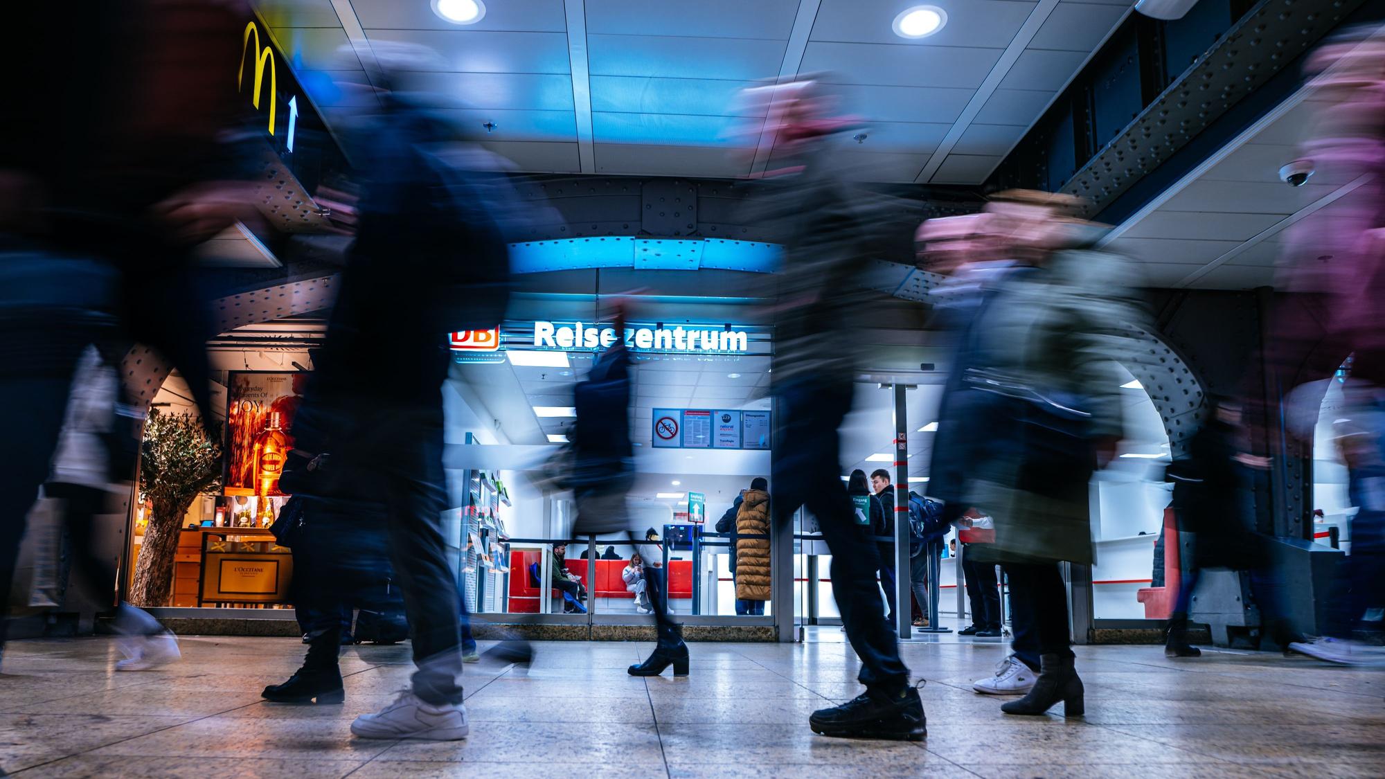 Das Übergangsreisezentrum der DB in der Hauptpassage des Kölner Hauptbahnhofs.
