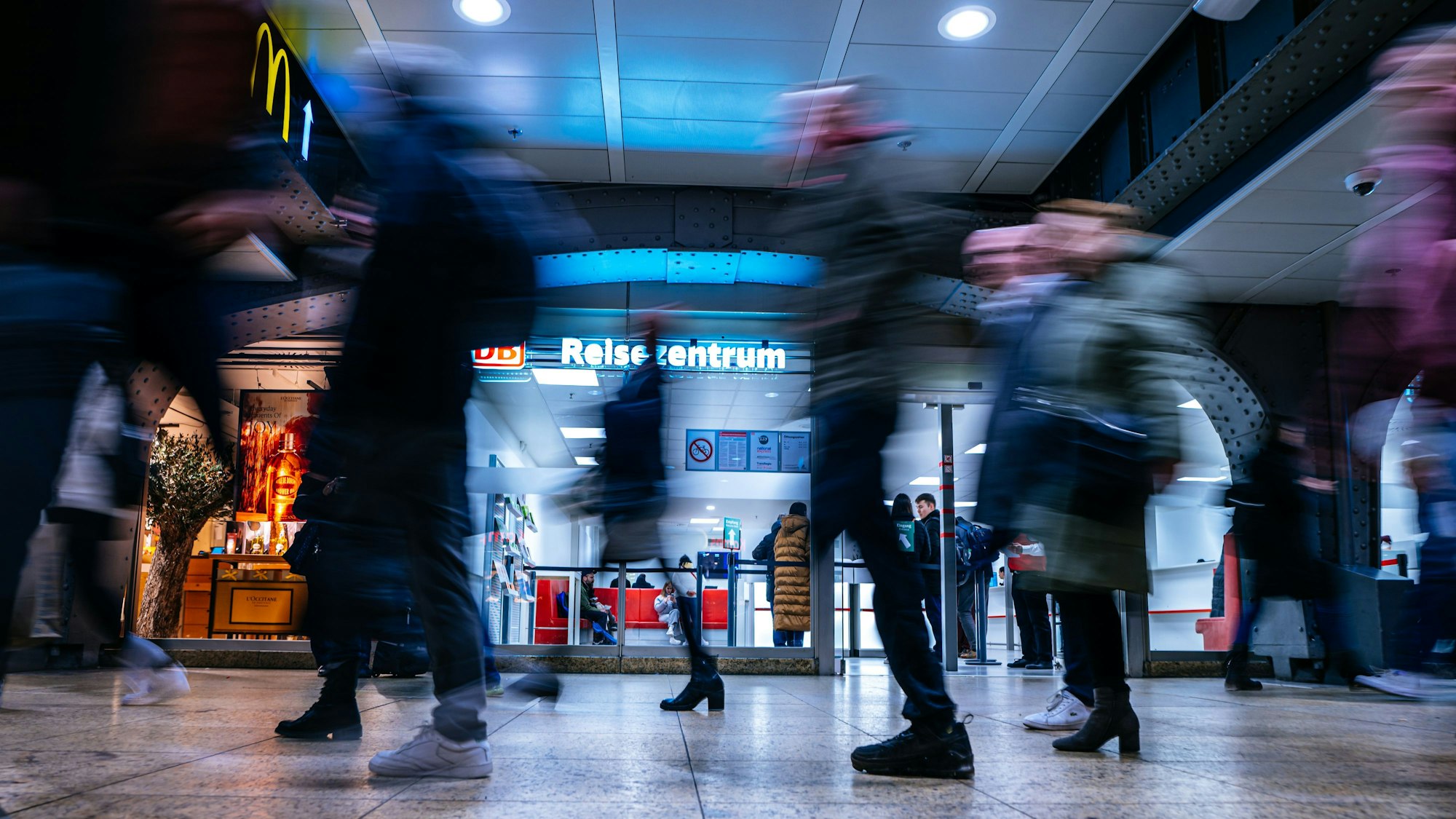 Das Übergangsreisezentrum der DB in der Hauptpassage des Kölner Hauptbahnhofs.