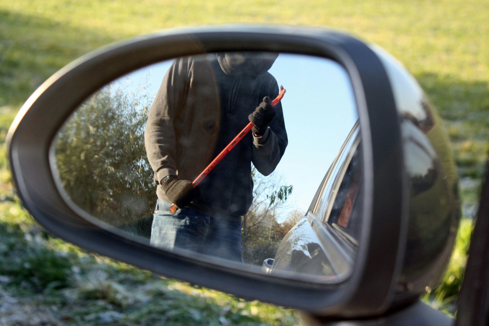 Bei zahlreichen Autoeinbrüchen in Oberberg schlugen die Täter eine Seitenscheibe des Fahrzeugs ein.