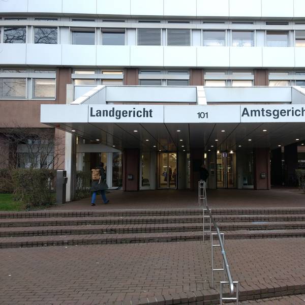 Das Bild zeigt das Gerichtsgebäude von der Vorderseite.