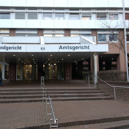 Das Bild zeigt das Gerichtsgebäude von der Vorderseite.