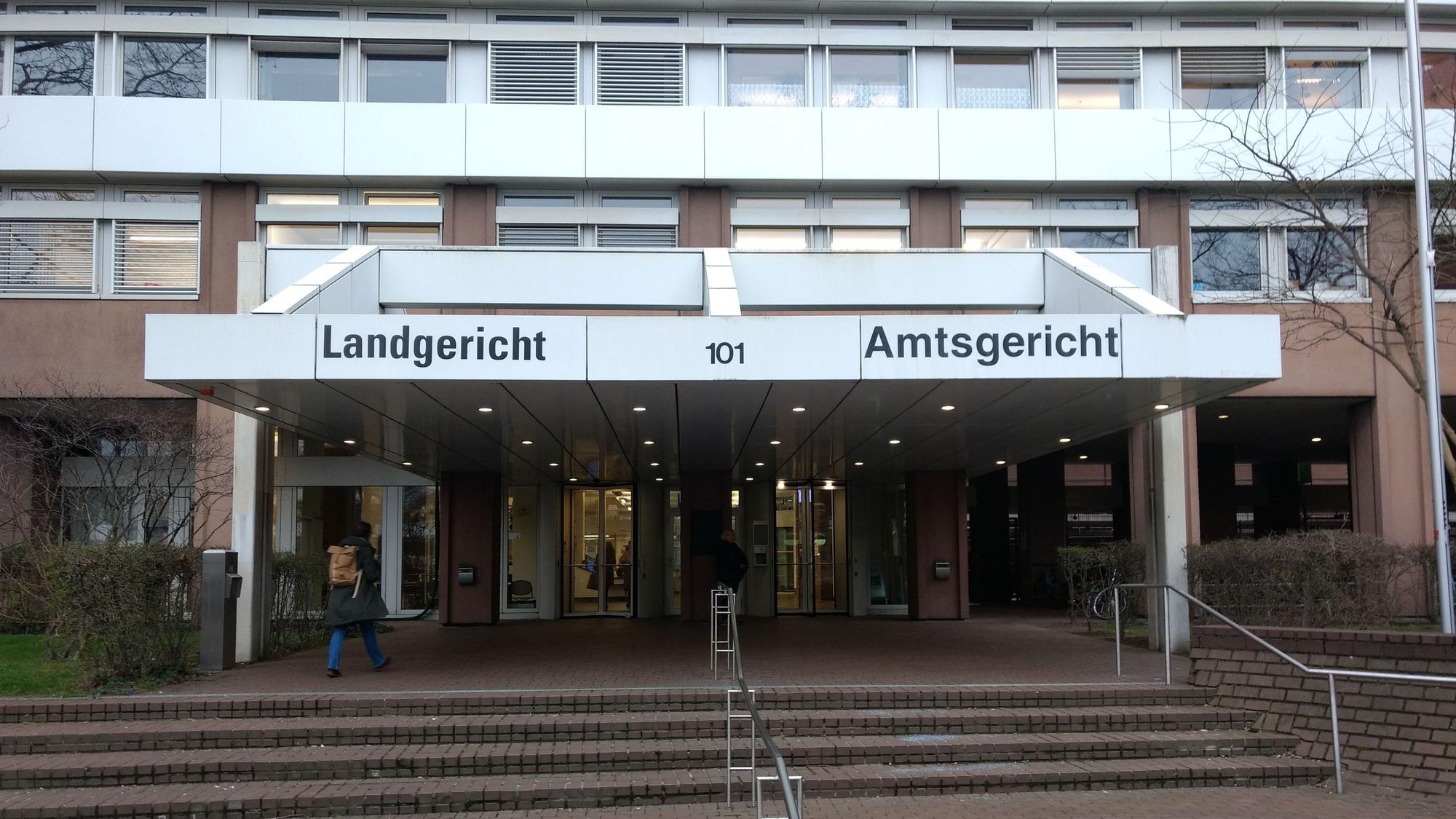 Das Bild zeigt das Gerichtsgebäude von der Vorderseite.