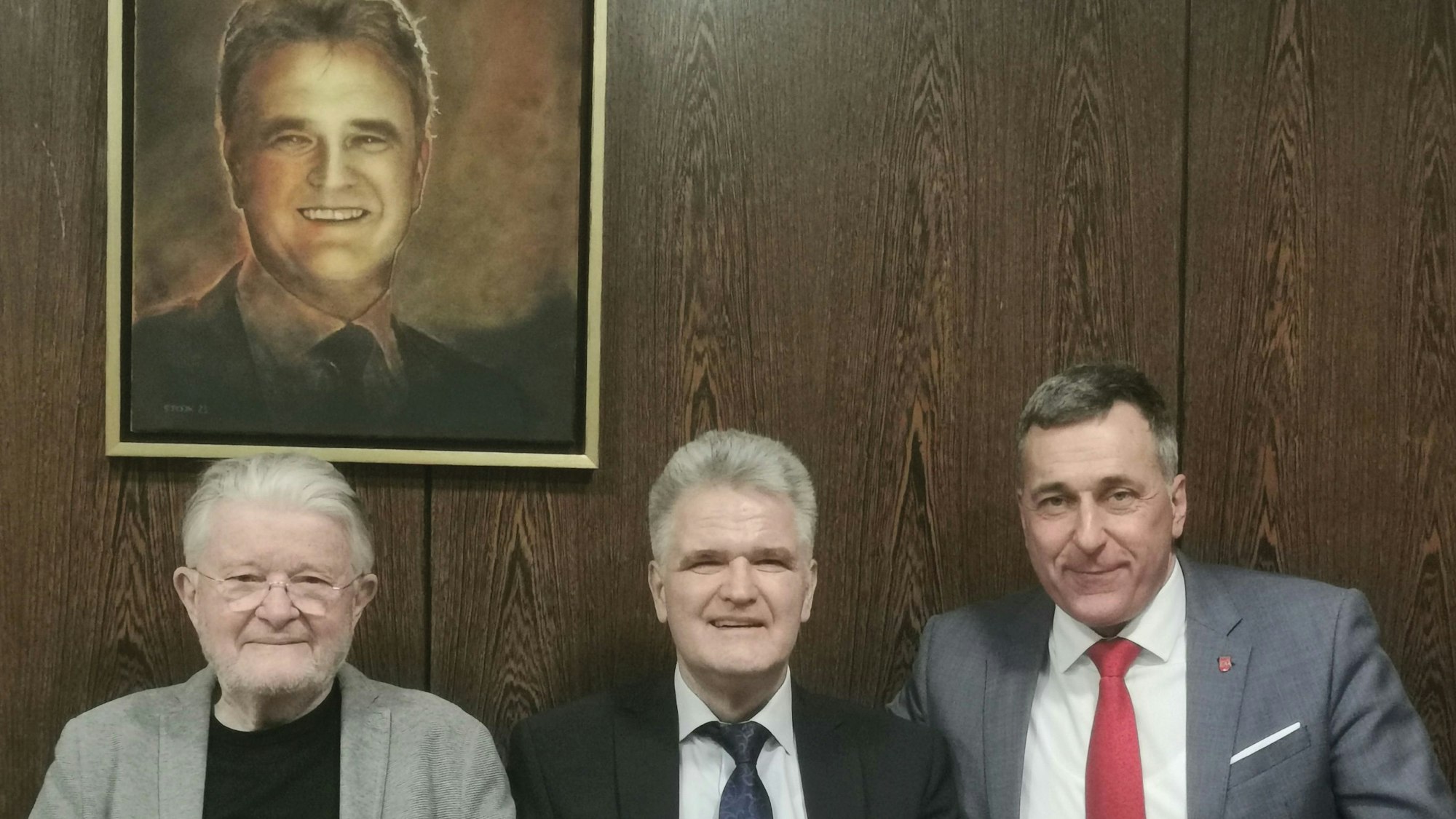 Auf dem Foto sind der Künstler Peter Stock, der ehemalige Bürgermeister Erwin Esser und der amtierende Verwaltungschef Ralph Manzke zu sehen.