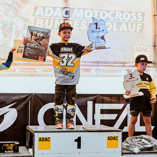John Engel aus Kuchenheim hält in der einen Hand einen Gutschein, in der anderen den Pokal in Form der Umrisse Deutschlands, darauf steht die Platzierung 1.